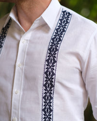 Camisa Samu'u Lino Blanco c/ Azul Marino